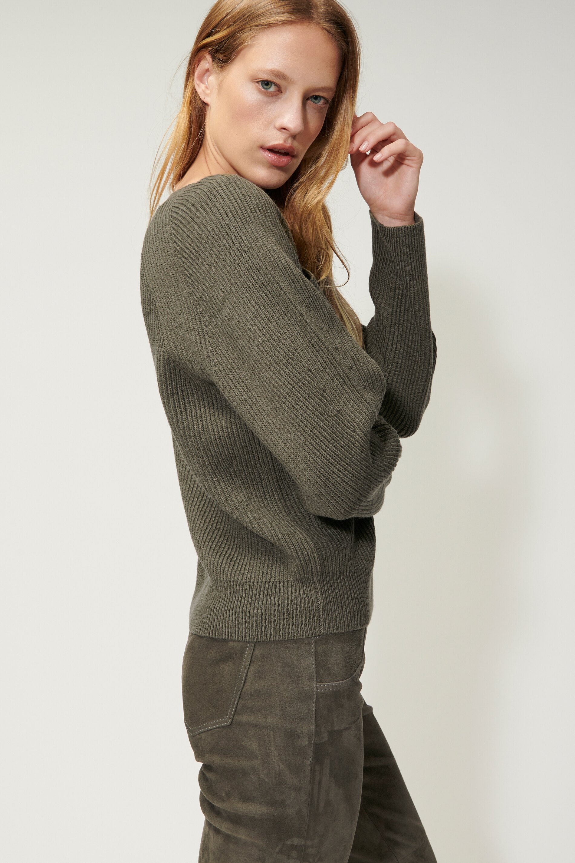 Cut-Out-Pullover - greyish khaki - Standard | Model Rück
