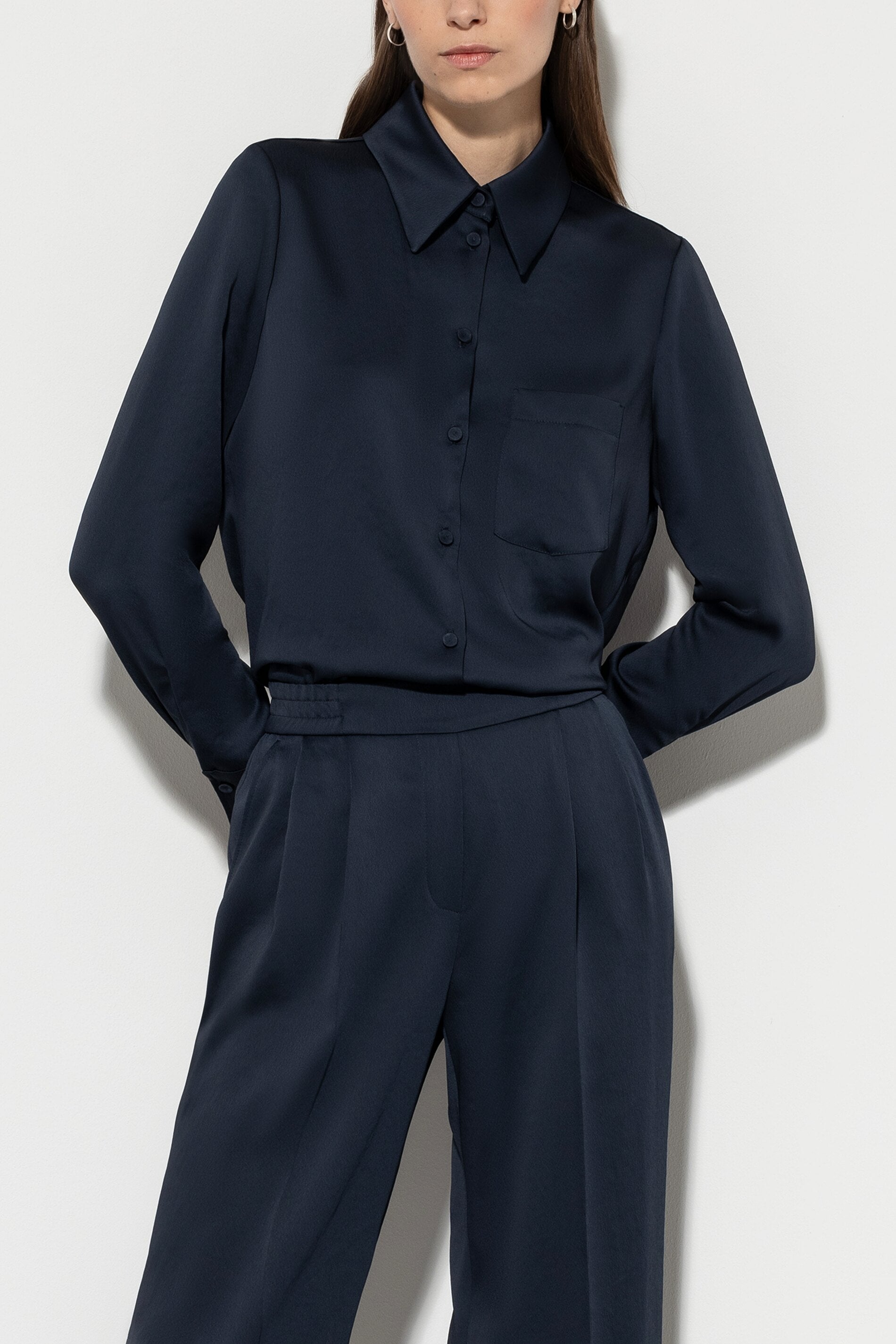 Hemdbluse aus Techno-Seide - midnight blue - Standard | Model Seite