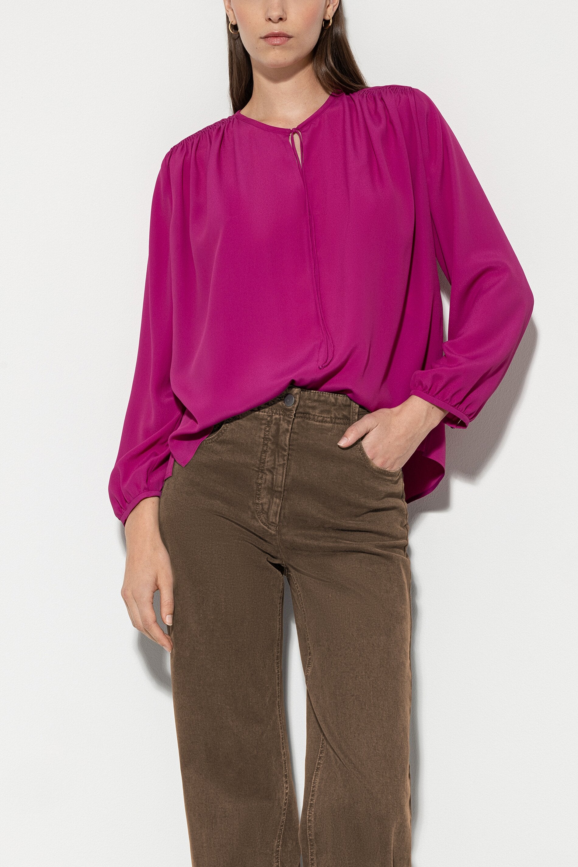 Bluse mit Bindeband-Detail - ultra pink - Standard | Model Seite