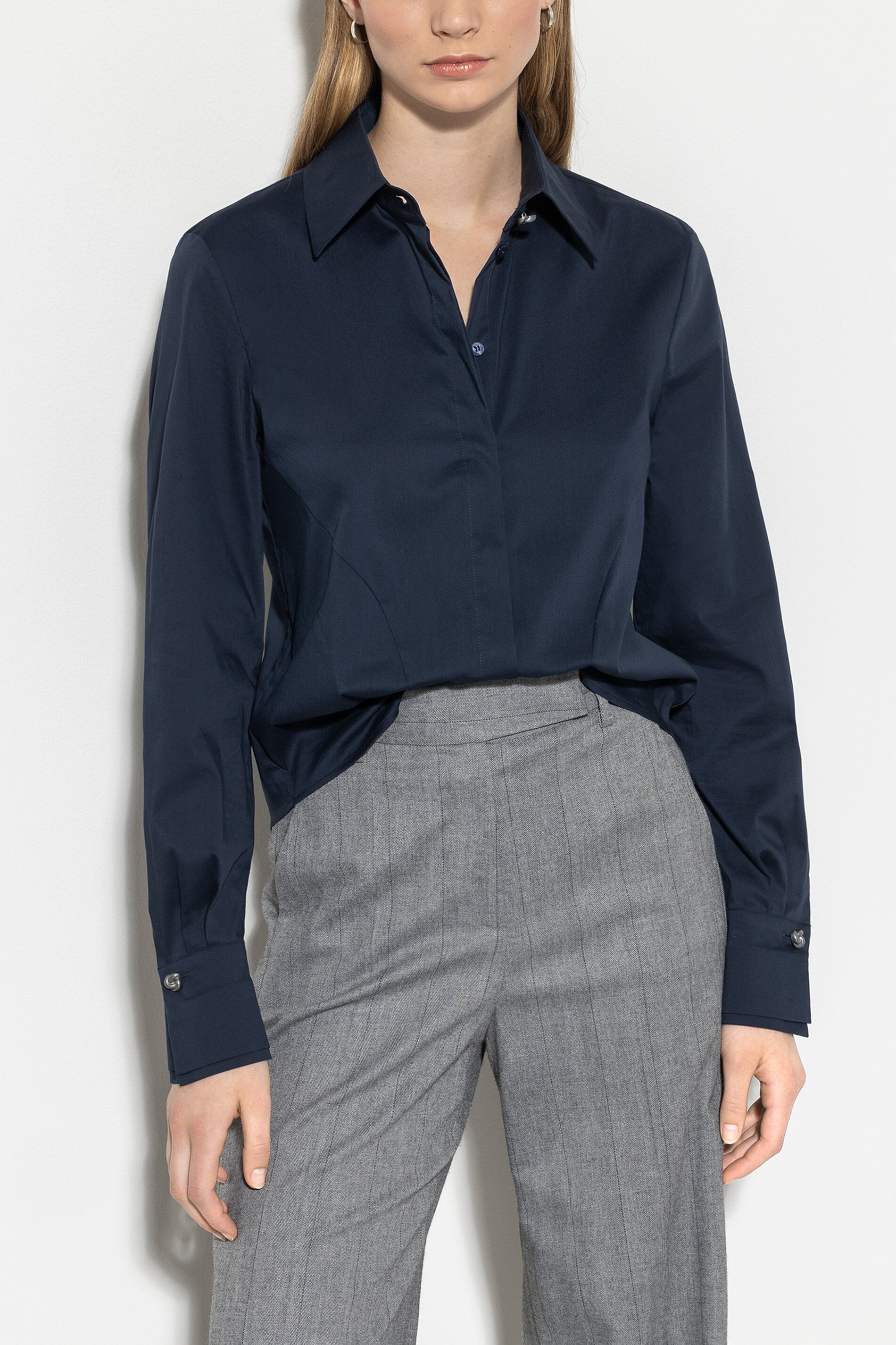 Hemdbluse aus Baumwoll-Mix - midnight blue - Standard | Model Seite