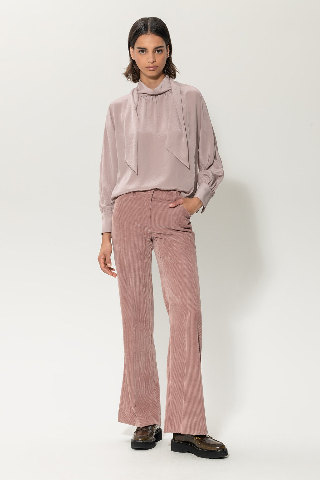 Bluse mit Schluppe - pale powder - Standard | Model Seite