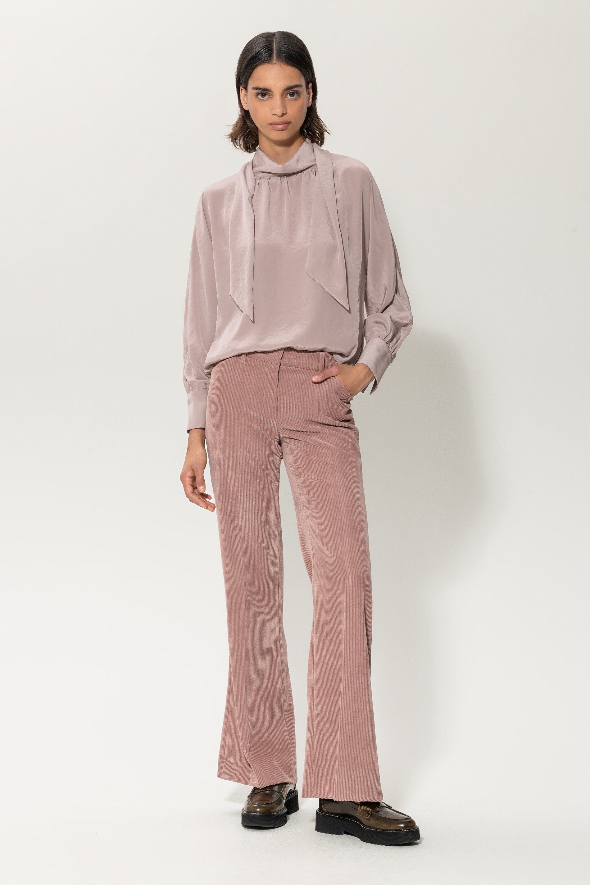 Bluse mit Schluppe - pale powder - Standard | Model Seite