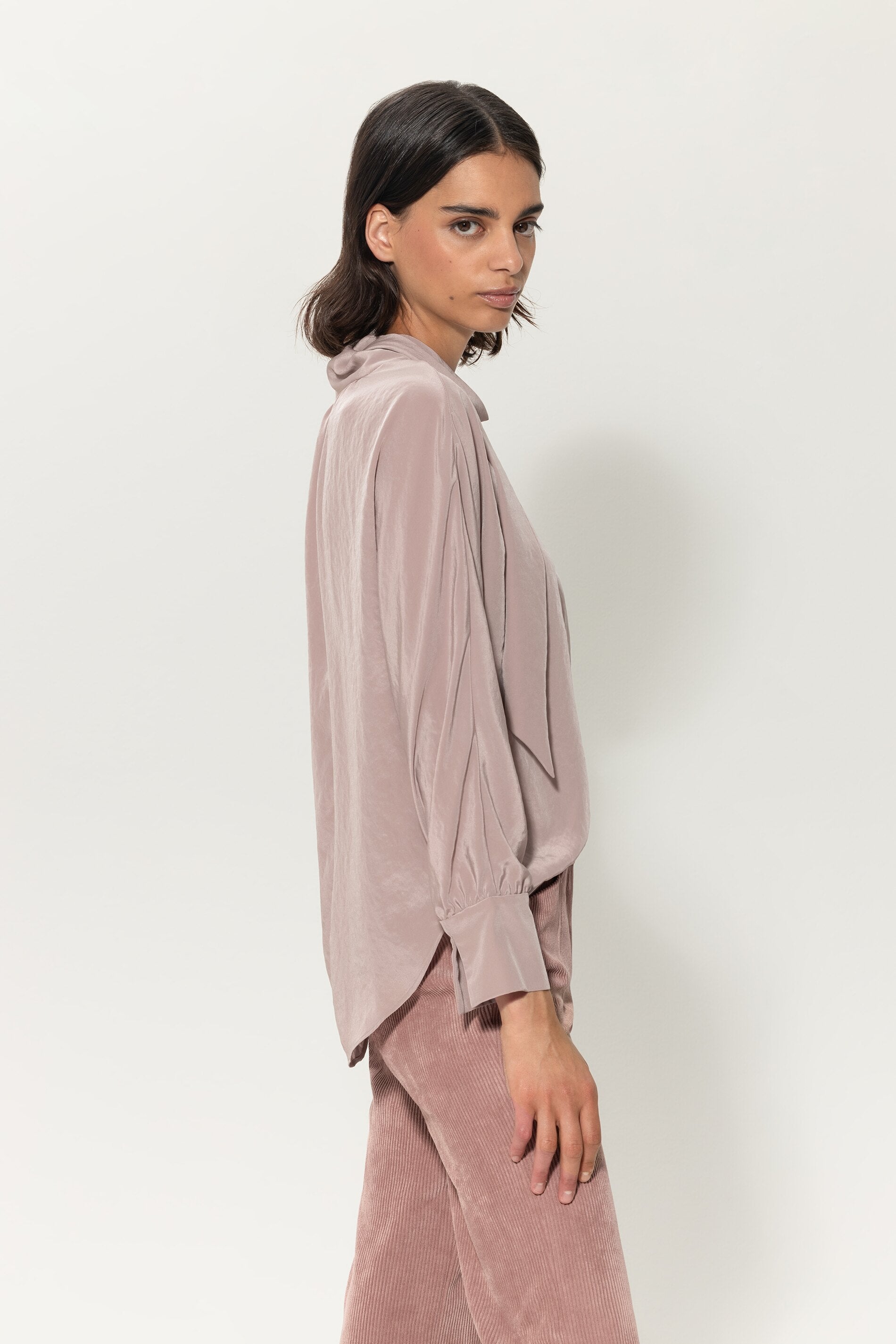 Bluse mit Schluppe - pale powder - Standard | Model Rück