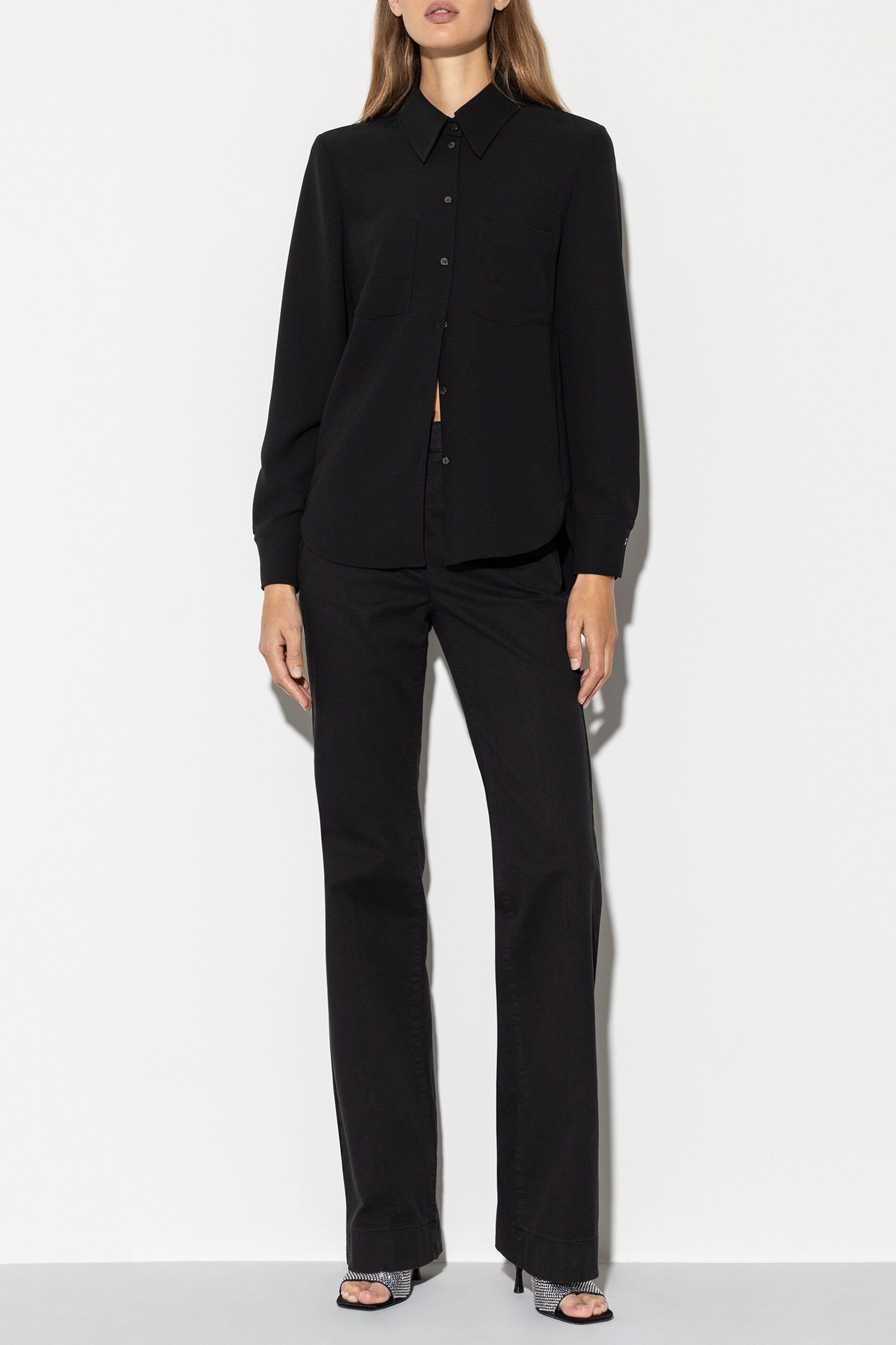 Hemdbluse mit Cut-out-Detail - deep black - Standard | Model Seite