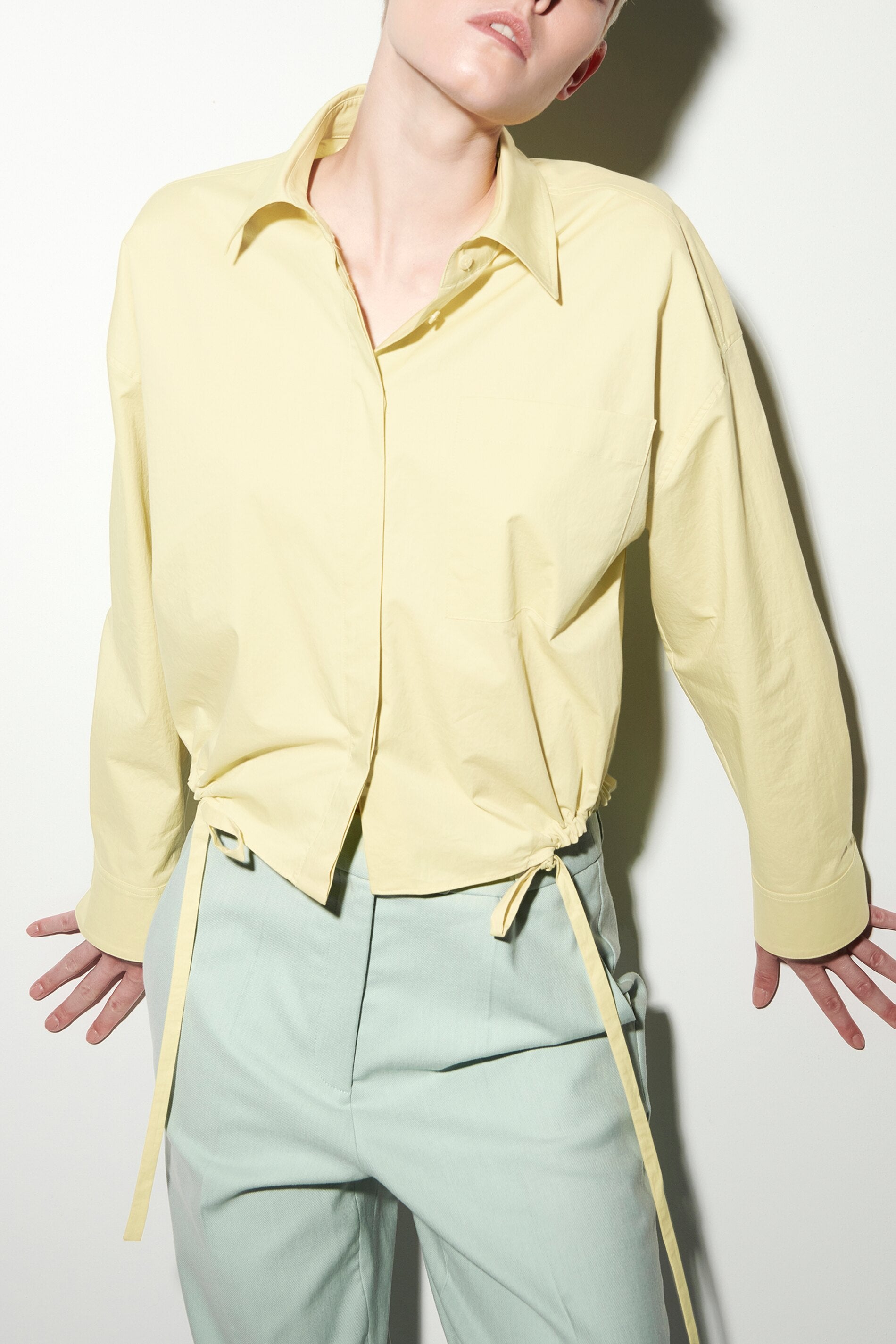 Gabardine-Blousonbluse - pale citron - Standard | Model Seite