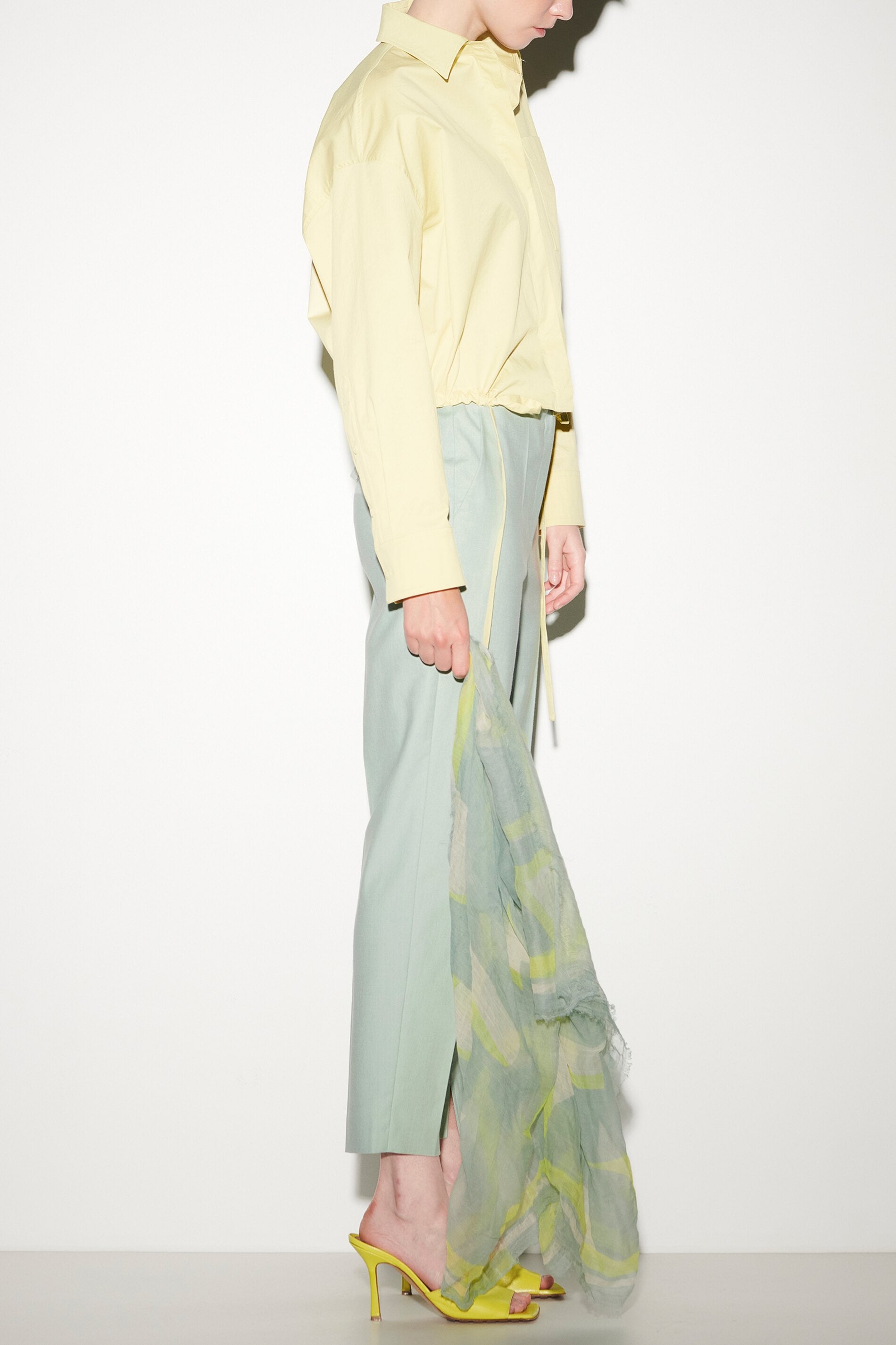 Gabardine-Blousonbluse - pale citron - Standard | Model Rück