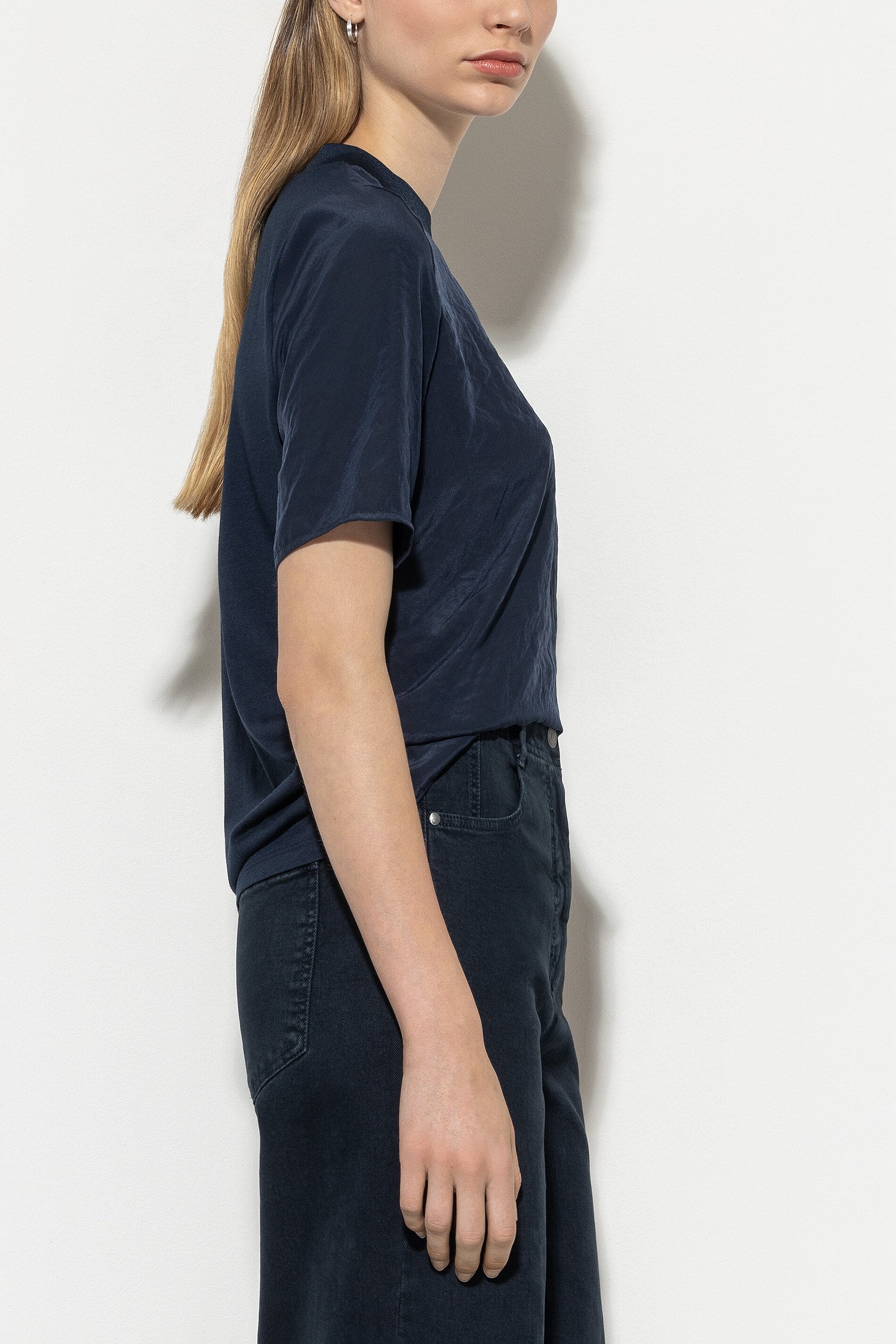 Rundhalsshirt mit Rippdetail - midnight blue - Standard | Model Rück