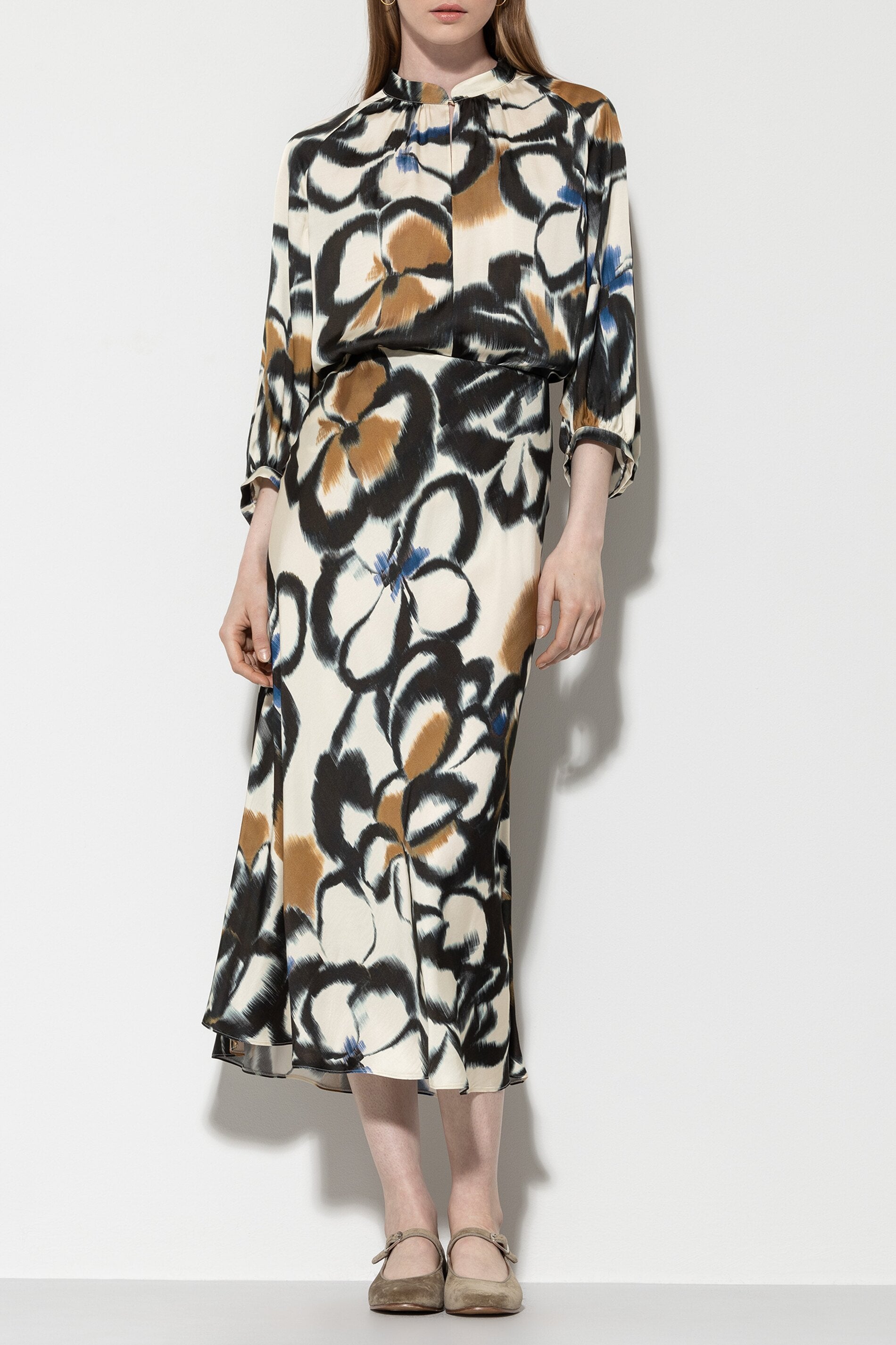 Satin-Rock mit Flower-Print - multi - Standard | Model Seite