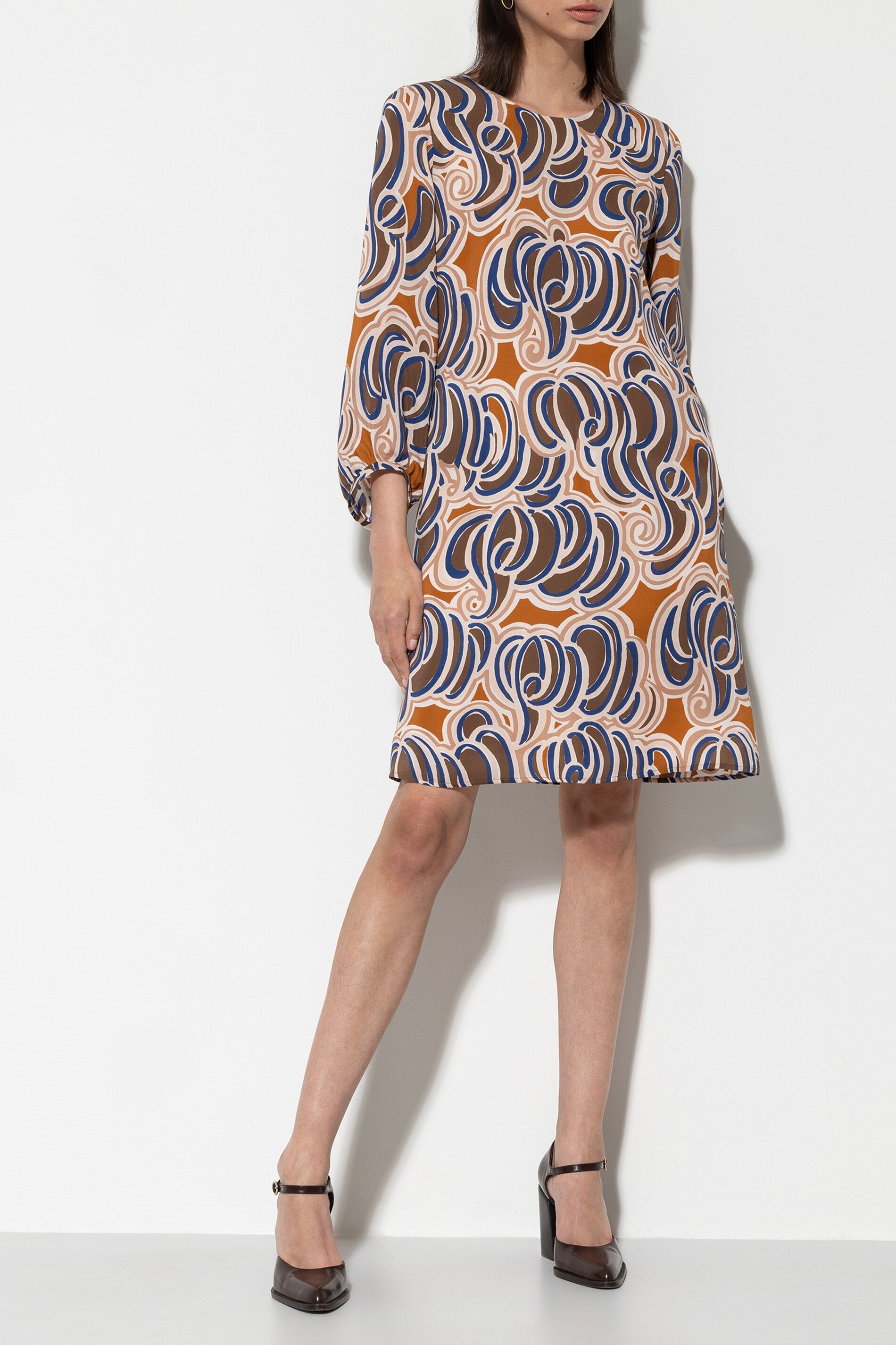 Seidenkleid mit Graphic-Print - multi - Standard | Model Seite