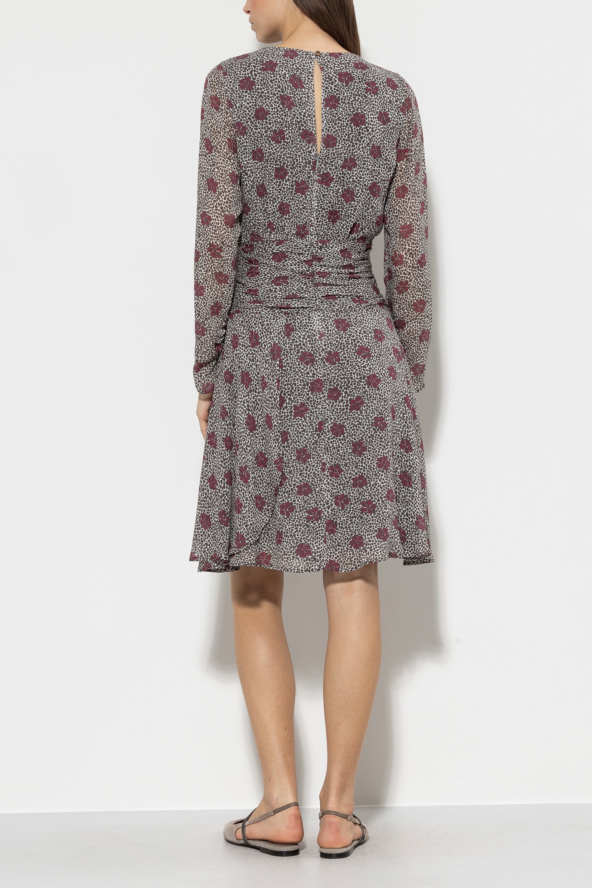 Kleid mit Millefleurs-Print - multi - Standard | Model Detail