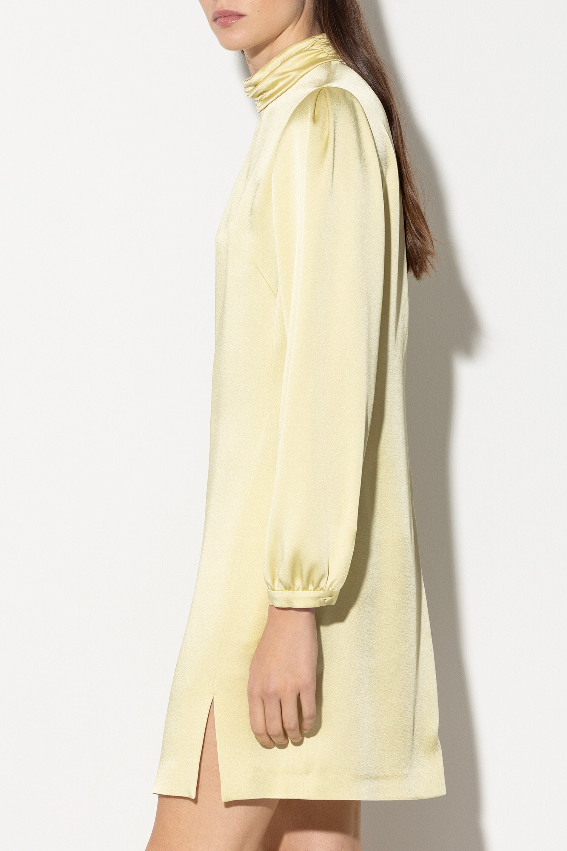 Satin-Minikleid - pale citron - lange Version | Model Rück