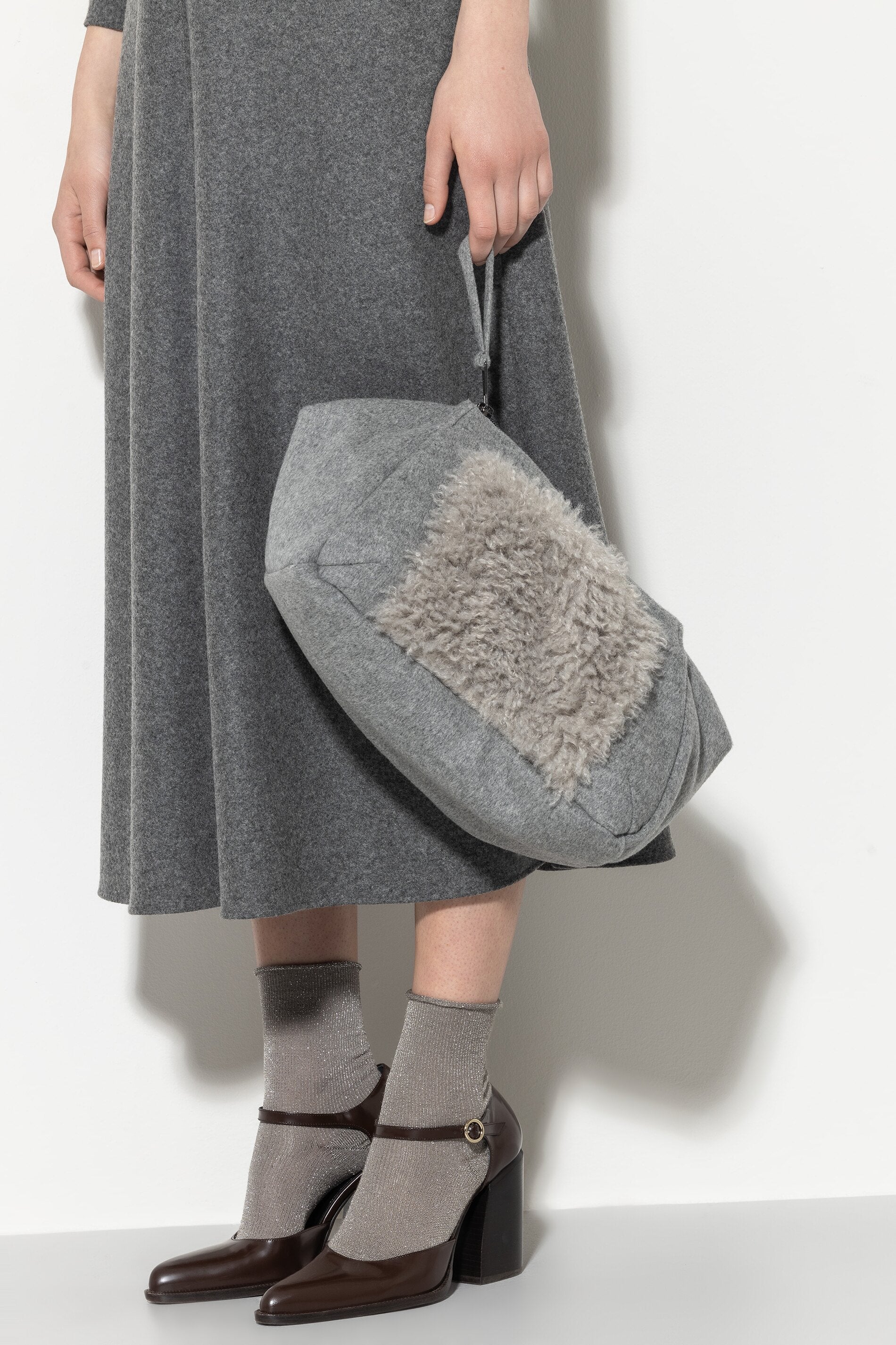 Tasche mit Wolldetail - heather grey - Standard | Model Seite